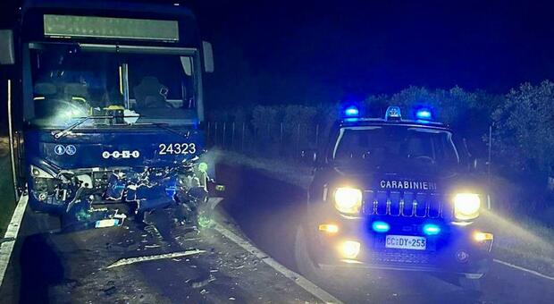Incidente stradale in Sardegna: bus di linea si schianta contro un furgone, un morto