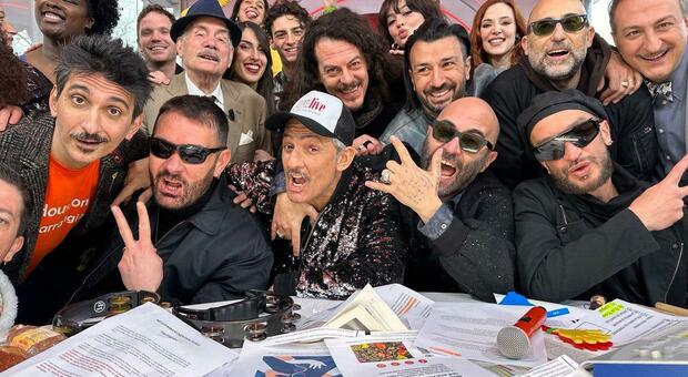 Viva Rai2!, Fiorello festeggia i 50 anni di Happy Days: «Ma chi siamo, la Compagnia della Rancia?»