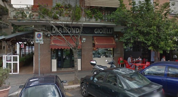 Roma, gioielliere si spara alla testa nel suo negozio davanti al fratello
