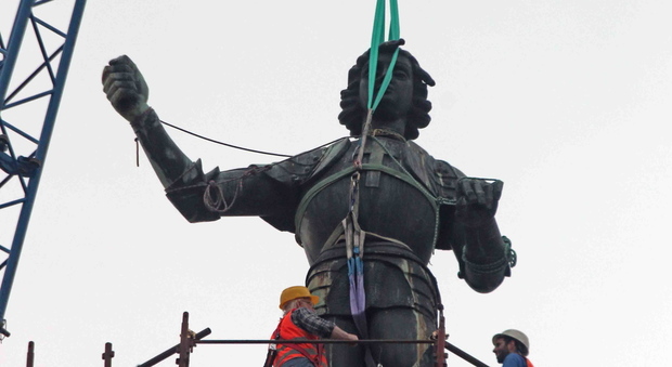 La statua di san Giorgio torna sul campanile