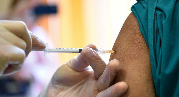 Vaccini anti-Covid, l'Aifa rende noto il numero delle segnalazioni di sospette reazioni avverse