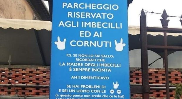 “Parcheggio riservato a imbecilli e cornuti”, il cartello che indigna Viterbo. Offese alle donne