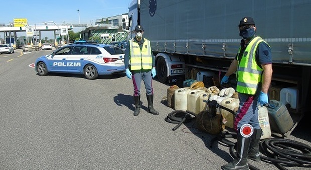 La polizia stradale con le taniche di gasolio rubato sull'autostrada A4 Venezia-Trieste