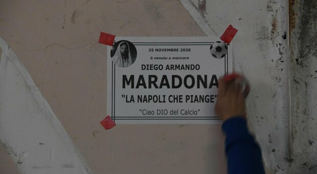 Maradona morto, l'omaggio del governo italiano da Conte a Di Maio: «Ha scritto pagine indimenticabili»