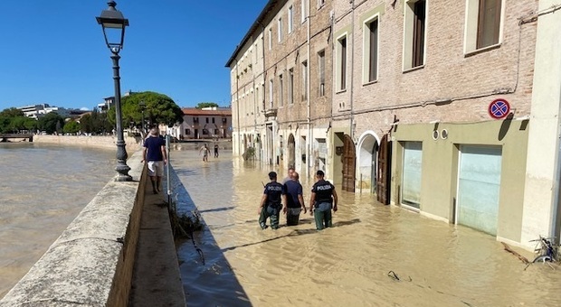 Senigallia, case popolari senza ascensori dall'alluvione: «C'è chi non esce da quattro mesi»