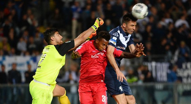 Brescia-Bari 1-1 con i gol dei senior Malore steward, partita sospesa