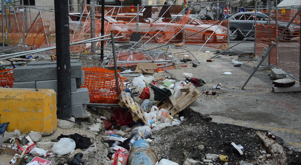 Napoli, il cantiere della vergogna al Vasto tra rifiuti e incendi
