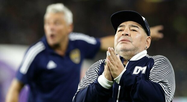 «Maradona è morto dopo 14 ore di agonia», l'ultima accusa al cerchio magico del Pibe de Oro
