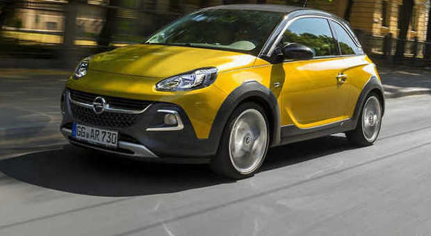 La nuova Opel Adam Rocks durante la prova su strada