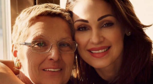 Anna Tatangelo, è morta la mamma a 67 anni: «È una roccia, mi ha insegnato tantissimo»