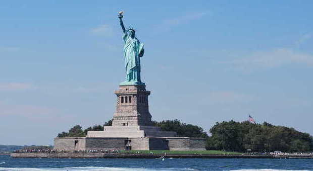 New York, evacuata Statua della Libertà: pacco sospetto, turisti nel panico