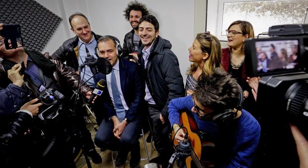 Napoli. Il Comune dedica una sala di registrazione a Pino Daniele. De Magistris: «Non serve militarizzare la città»