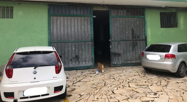 Napoli, blitz della polizia: scoperto il deposito dei ladri d'auto