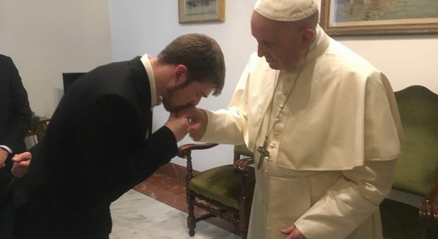 Il papà del piccolo Alfie tenta l'ultima carta per salvarlo: ha incontrato Papa Francesco