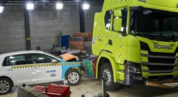 Il crash test di un camion Scania con un veicolo elettrico