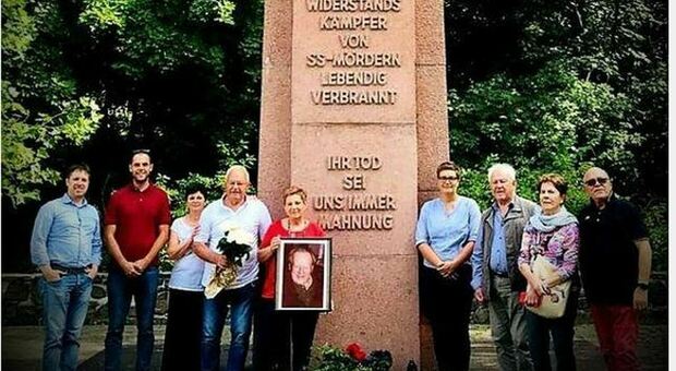 La famiglia Furlanetto davanti al cippo che ricorda l’eccidio di Abtnaundorf, in Germania