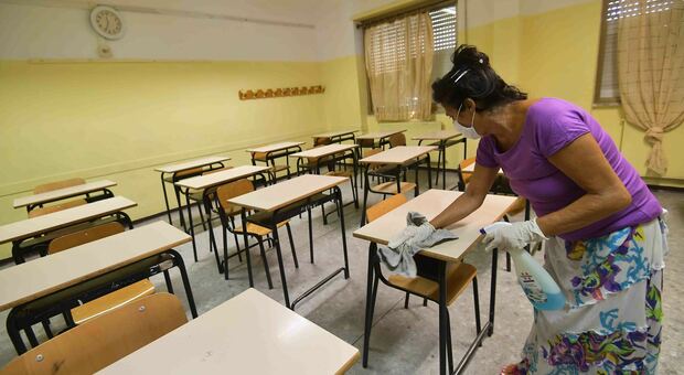 Roma, scuola a rischio contagio: in classe senza sanificazioni. «Appalto in ritardo»