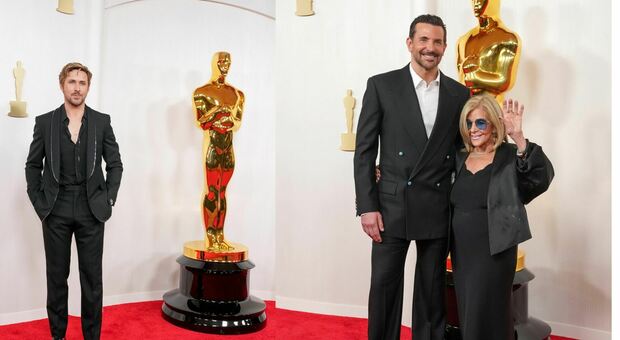 Ryan Gosling e Bradley Cooper, agli Oscar 2024 con mamma e sorella. E lasciano a casa le famose fidanzate Gigi Hadid ed Eva Mendes