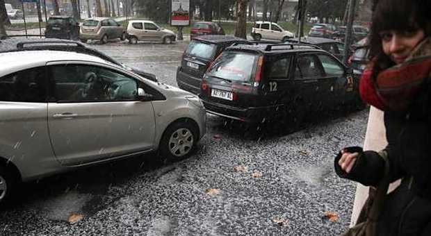 Nubifragio in città: pioggia e grandine fuori stagione, traffico in tilt -Guarda