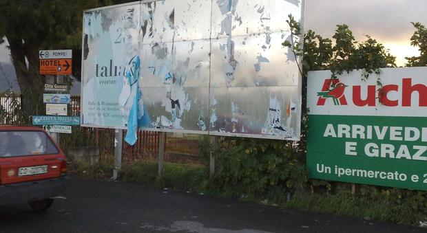 Maxi cartelloni pubblicitari, scatta l'operazione piazza pulita: multe e rimozioni
