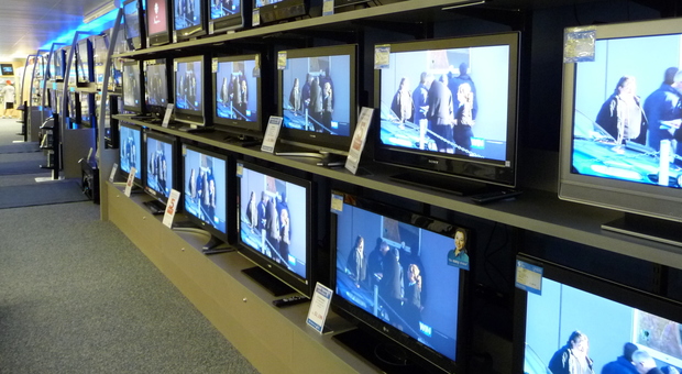 Provano a rubare un televisore da 65 pollici, ma vengono bloccati all'uscita dal negozio
