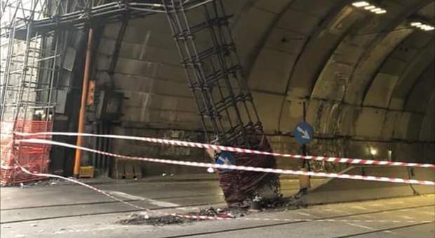 Napoli, chiusa la galleria della Vittoria: impalcatura a rischio crollo, traffico in tilt