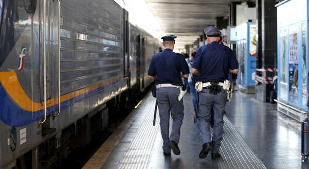 Dimentica l'eroina sul treno e chiede ai poliziotti di recuperarla: denunciato