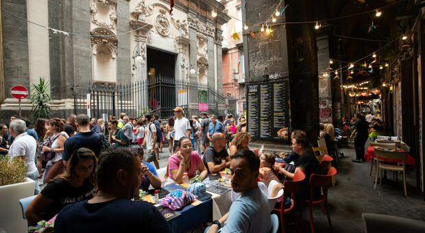 Napoli, stop al food selvaggio; ecco il patto dei tre sindaci: «Ora tutelare i vicoli»