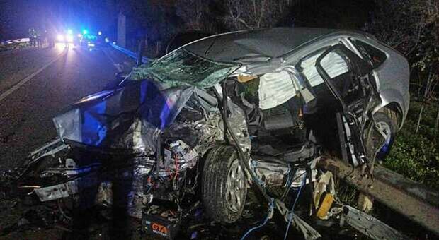 Incidente tra tre auto nel Brindisino, due morti e quattro feriti: un 18enne tra le vittime