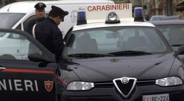 «Lascia stare mia moglie» botte a torso nudo davanti alla caserma dei carabinieri