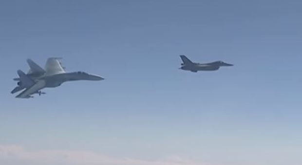 Caccia F16 della Nato allontanato dai Sukhoi 27 di scorta all'aereo del ministro della Difesa russo Video