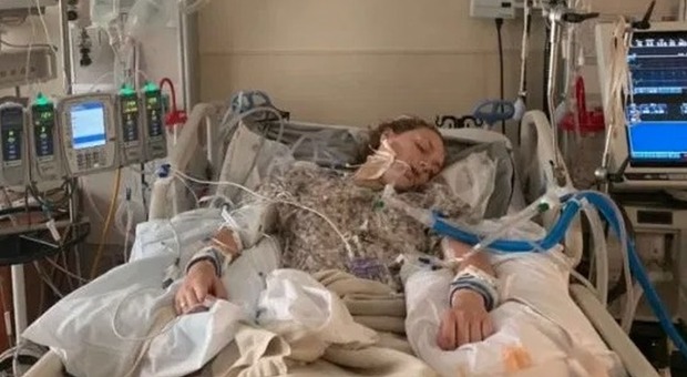 Studentessa 18enne in coma per una malattia rara ai polmoni. Il medico: «Colpa della sigaretta elettronica»