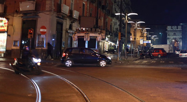 Napoli violenta, 15enne accoltellato in strada dopo una lite tra ragazzini: caccia alla baby gang