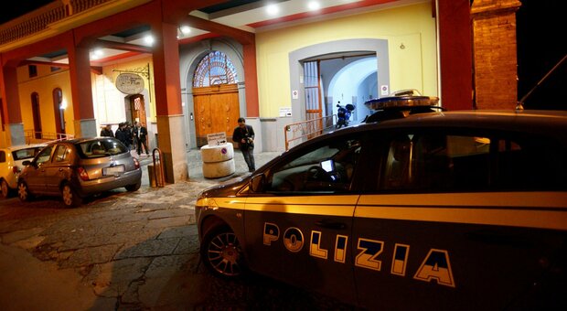 Controlli a Castellammare, sequestrato un bar illegalmente trasformato in sala giochi: due le denunce