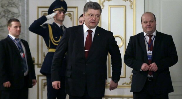 Ucraina, l'ex presidente Poroshenko combatte in trincea: «Putin un pazzo, non ci conquisterà mai»