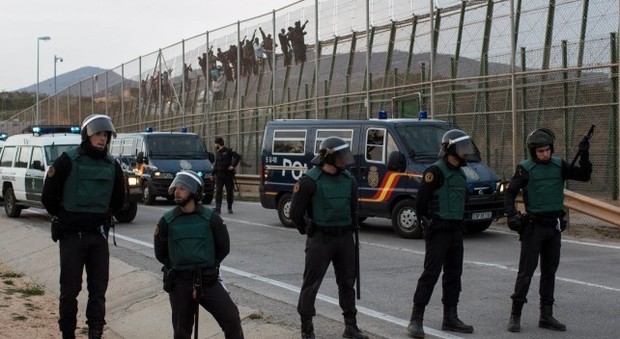 Madrid, mille migranti assaltano "muro" Ceuta: respinti dalla polizia, 13 feriti