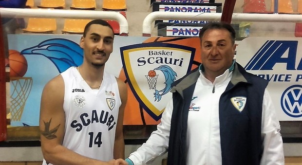 La guardia-play Joshua Giammò con il presidente del Basket Scauri Roberto Di Cola