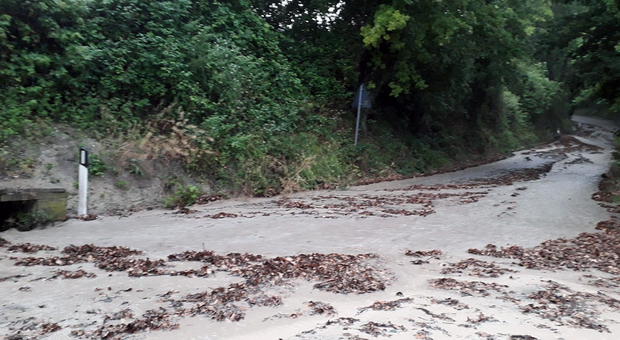 Fosombrone, un fiume di fango invade la strada: allagato lo stesso punto dell'anno scorso