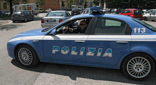 Benevento, bimba contesa: mamma e nonna aggrediscono i poliziotti dopo essersi barricate in casa