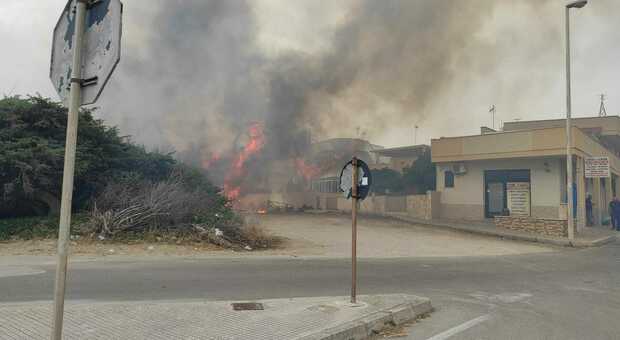 Incendio a San Foca, il fuoco minaccia le case. Canadair al lavoro da ore