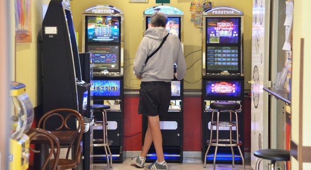Un giovane a una slot machine