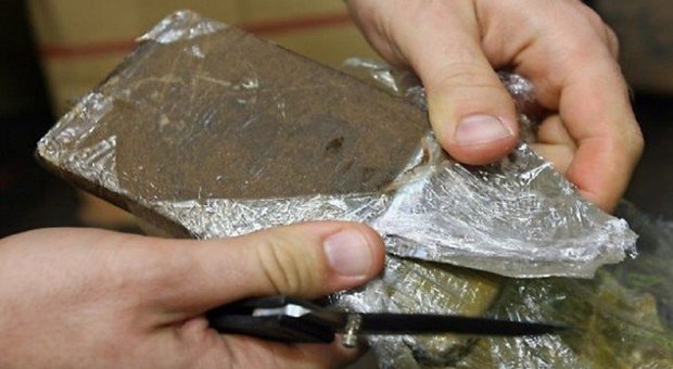 Napoli, magrebino fermato con la droga: nascondeva due panetti di hashish in un vano ricavato nel muro