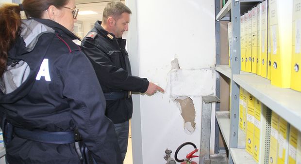 La polizia indica il punto in cui è stata smurata la cassaforte