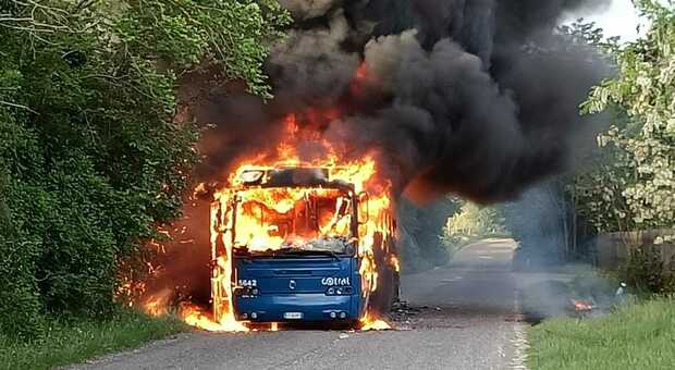 Bus in fiamme