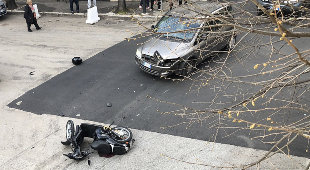 Cassino, scontro tra un'auto e uno scooter: paura in via XX Settembre
