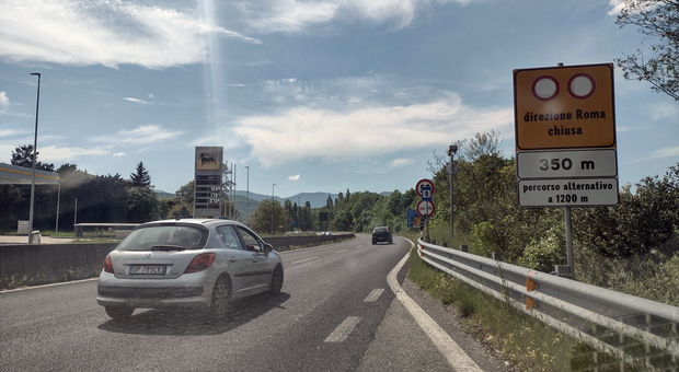 Chiusa per lavori la galleria di Colle Giardino direzione Roma: traffico in tilt. Maglianello al collasso