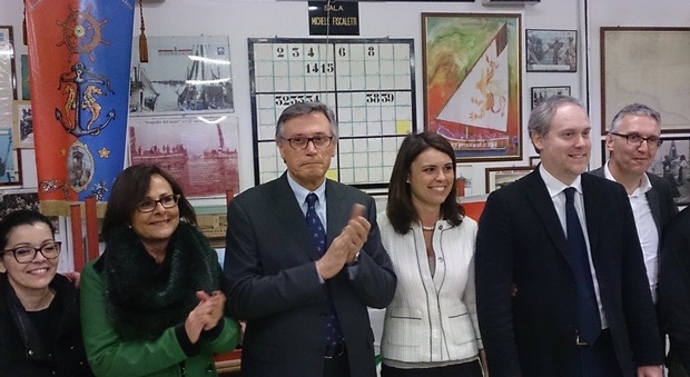 Il candidato sindaco del centrosinistra, Paolo Perazzoli, con Sabrina Gregori, Anna casini, Simona Bonafè, Antimo Di Francesco e Luca Ceriscioli