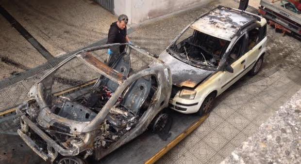 Incendio in garage: due auto mangiate dalle fiamme