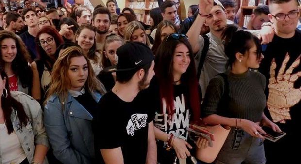 Palermo, travolta dalla folla durante una svendita: negozi costretti a risarcire cliente