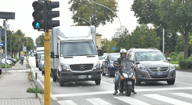 Il semaforo con T-red all'incrocio tra via Chiesanuova e via Biscia